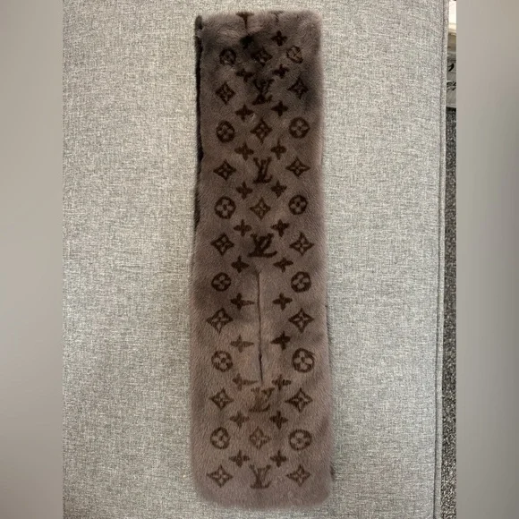 Louis Vuitton Monogram Reverso Mink Scarf - Picture 2 of 10